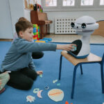 Robot edukacyjny do nauki języka angielskiego