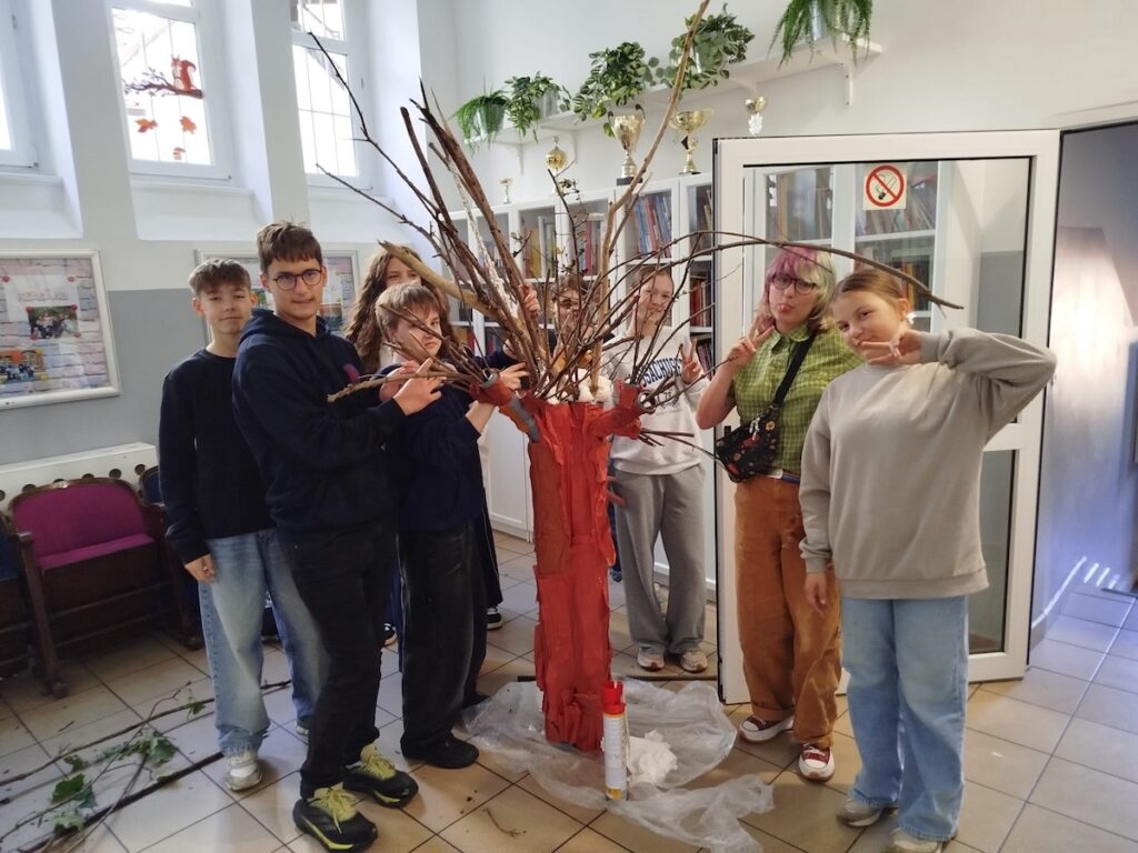 Szkolny happening stworzenie Drzewa Dobrych Myśli